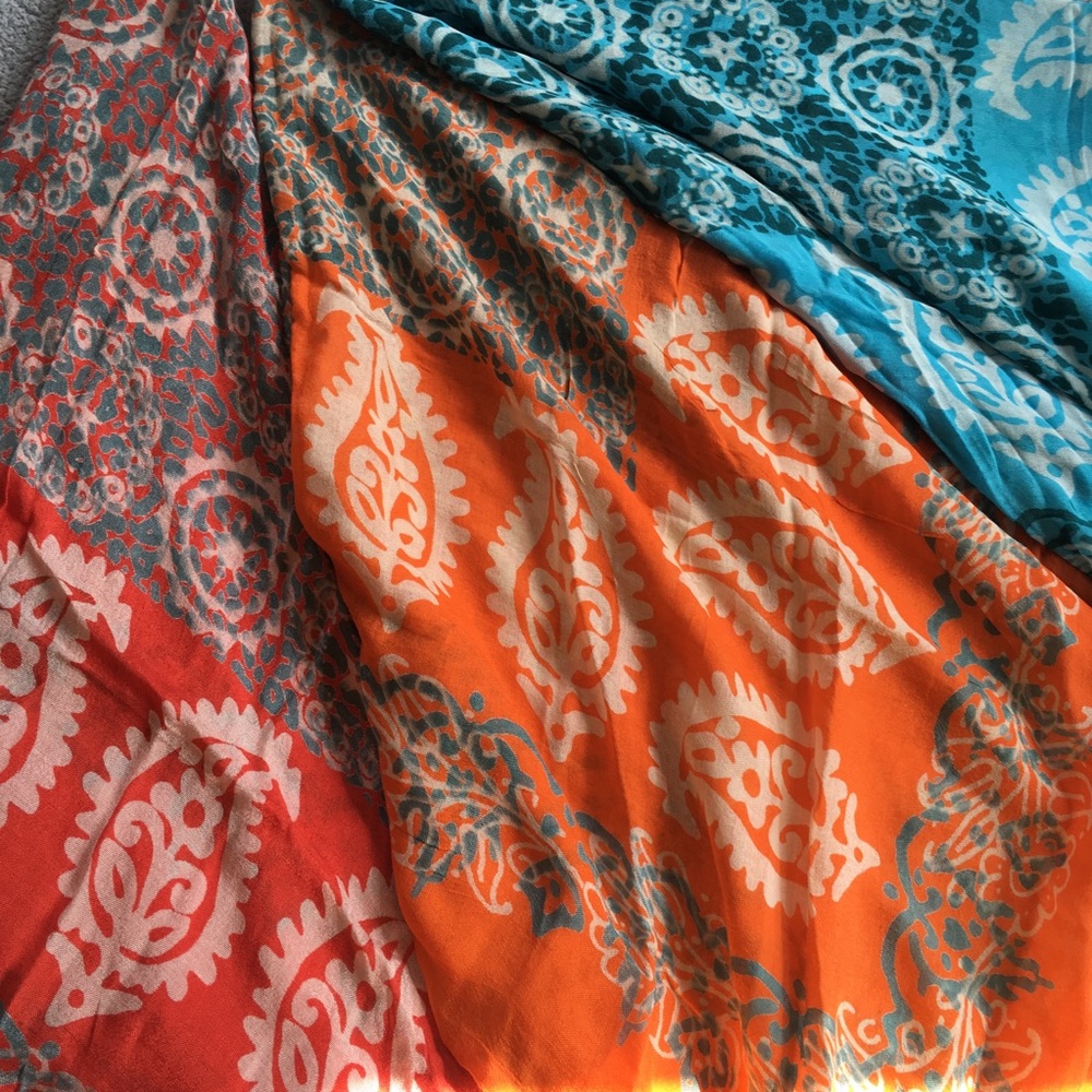 Light orange scarf with white flower - Picture 2 of 8